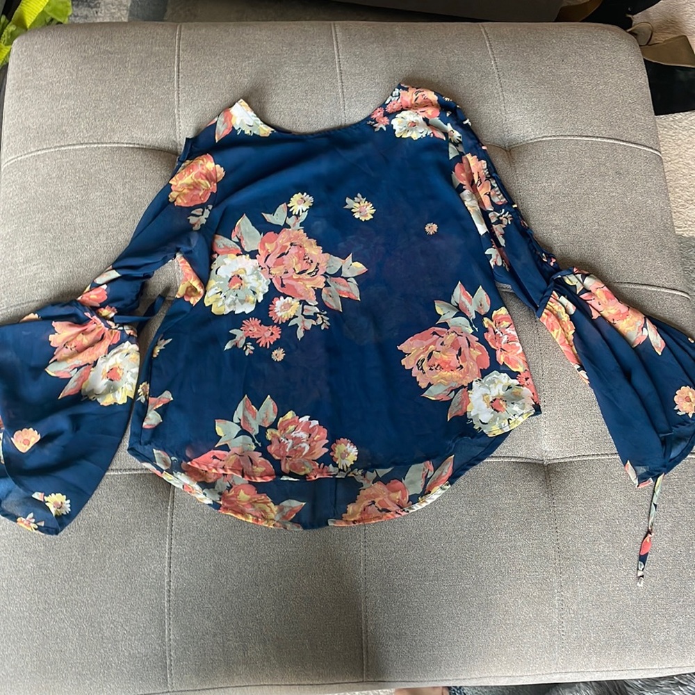 Lily Rose Floral blouse with tie sleeves! Size medium
